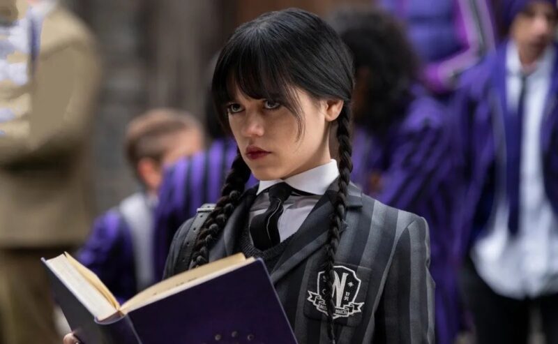 Hinh anh wednesday addams cam quyen sach 800x493